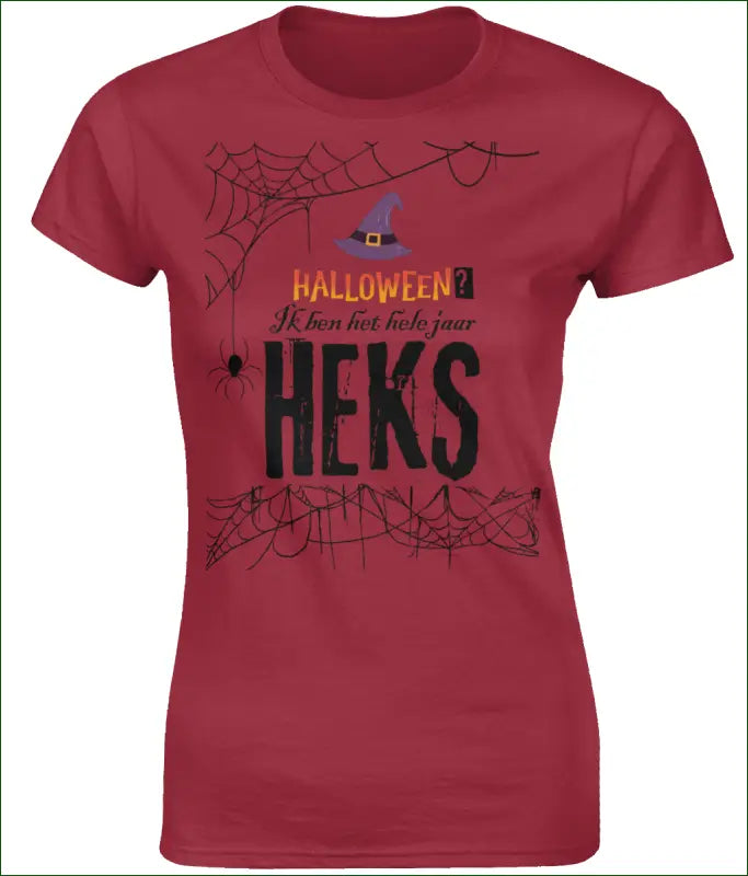 Softstyle Heksen T-shirt voor Vrouwen ’Halloween? Ik ben het hele jaar HEKS’ - S / Cherry - Kleding
