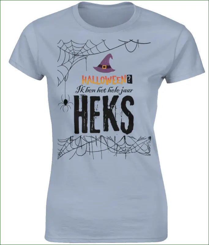 Softstyle Heksen T-shirt voor Vrouwen ’Halloween? Ik ben het hele jaar HEKS’ - S / Light Blue - Kleding