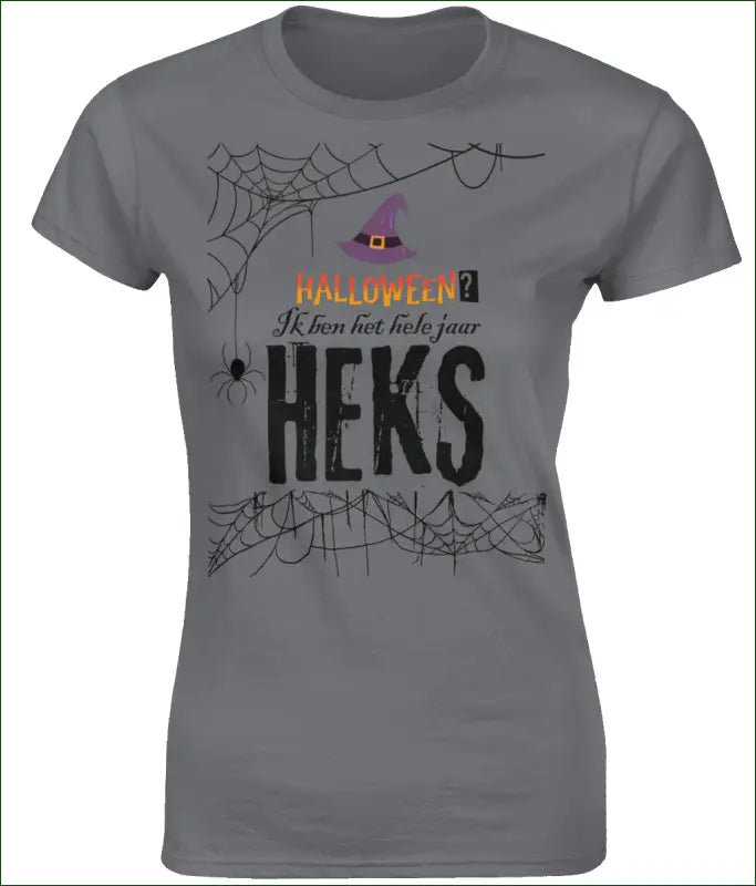 Softstyle Heksen T-shirt voor Vrouwen ’Halloween? Ik ben het hele jaar HEKS’ - Kleding