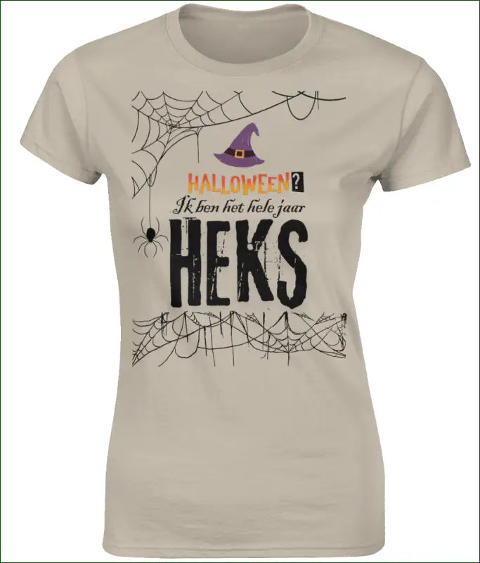 Softstyle Heksen T-shirt voor Vrouwen ’Halloween? Ik ben het hele jaar HEKS’ - Kleding