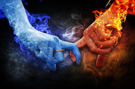 Twee wijsvingers die elkaar o. Een hand is blauwe energie en de andere oranje.mstrengelen