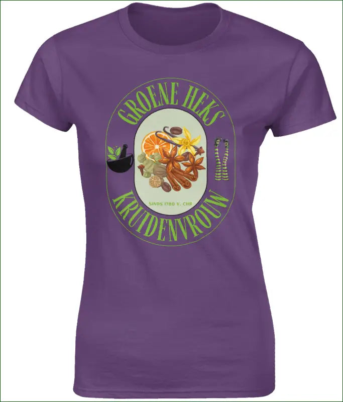 Softstyle Heksen T-shirt Dames Katoen ’Groene Heks Kruidenvrouw sinds 1780 v. Chr’ - M / Purple