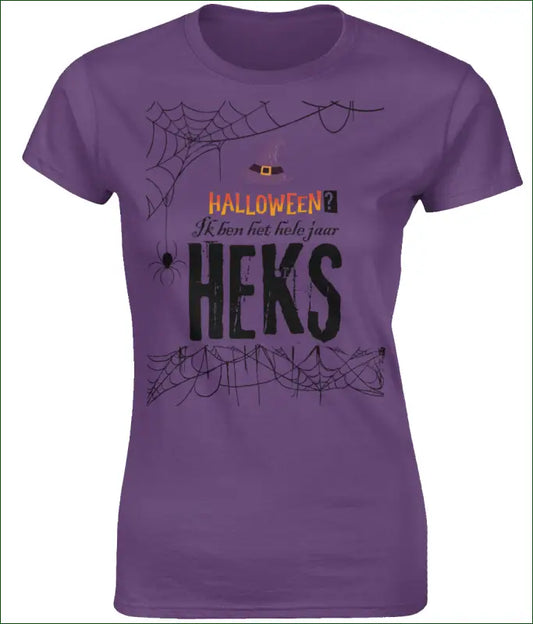 Softstyle Heksen T-shirt voor Vrouwen ’Halloween? Ik ben het hele jaar HEKS’ - S / Purple - Kleding