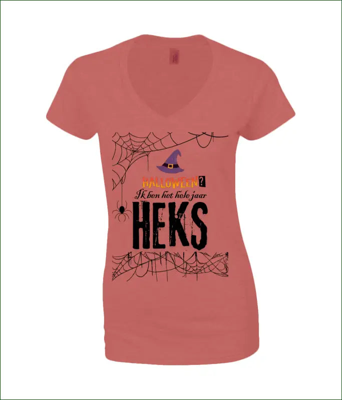 SoftStyle V-Hals T-Shirt voor Vrouwen ’Halloween? Ik ben het hele jaar HEKS’ - S / Rood - Kleding