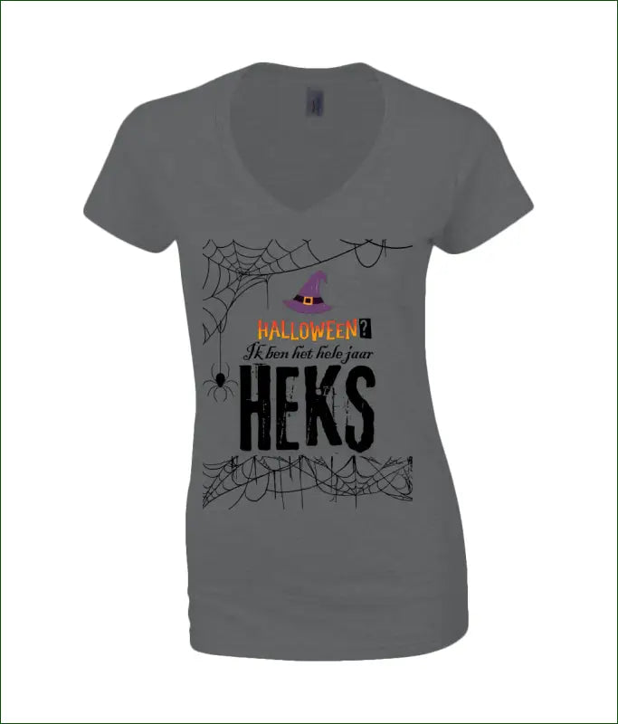 SoftStyle V-Hals T-Shirt voor Vrouwen ’Halloween? Ik ben het hele jaar HEKS’ - S / Zwart - Kleding