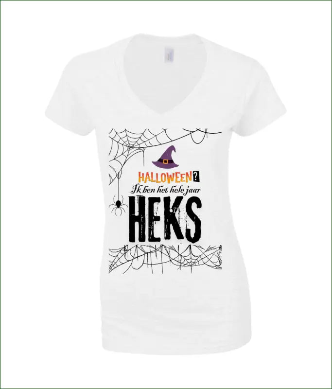 SoftStyle V-Hals T-Shirt voor Vrouwen ’Halloween? Ik ben het hele jaar HEKS’ - S / Wit - Kleding