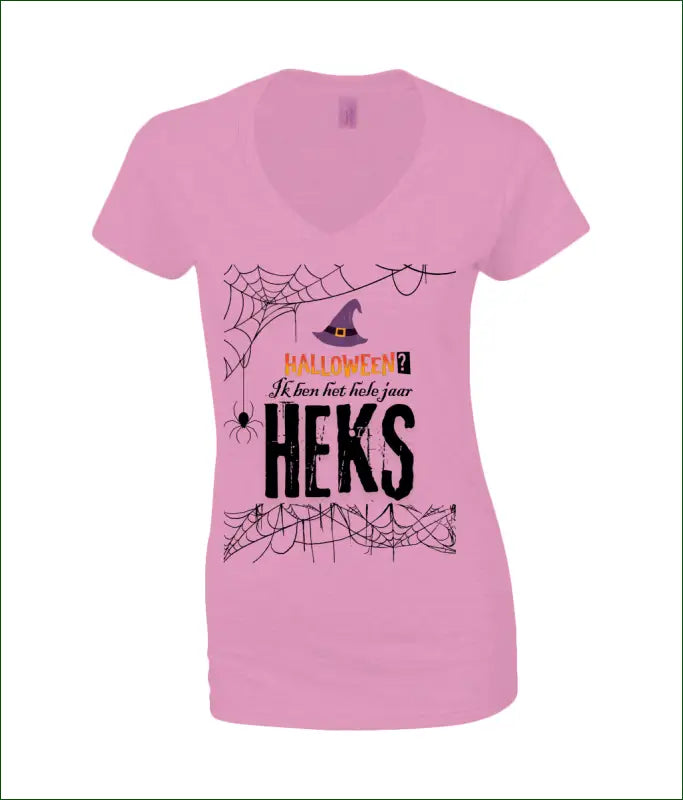 SoftStyle V-Hals T-Shirt voor Vrouwen ’Halloween? Ik ben het hele jaar HEKS’ - S / Azelea - Kleding